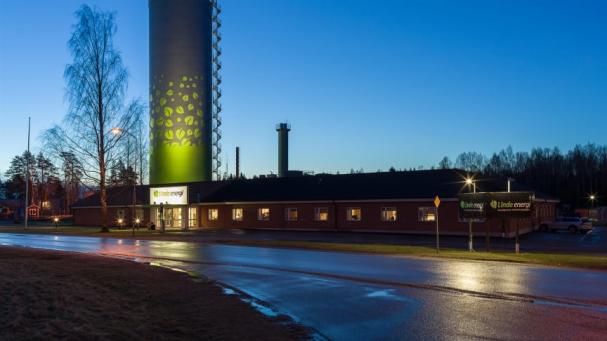 Ackumulatortanken vid Linde energis huvudkontor är numera upplyst.
