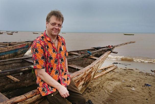 Peter Rinaldo vid Tanganyika sjöns strand.