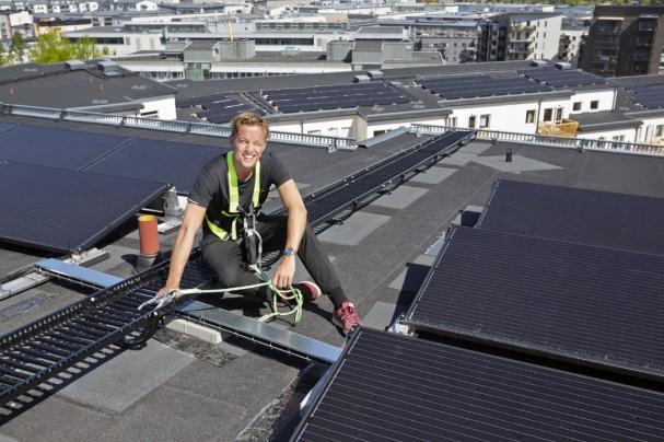 Gösta Jansson, energicontroller och ansvarig för solcellsutbyggnaden, på Stockholmshems näst största solcellsanläggning i &Aring;rstadal.