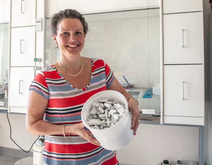 Karin Karlfeldt Fedje, forskare på Renova och Chalmers, har initierat och lett projektet med asktvätt och zinkåtervinning. Zinkråvaran på bilden utvanns vid pilotprojektet på avfallskraftvärmeverket.