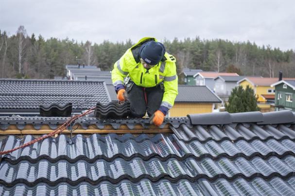 Den osynliga solpanelen SunWave som perfekt följer takpannornas form installeras på hus i Järfälla.