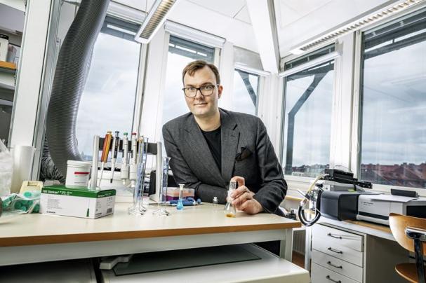 Kasper Moth-Poulsen, är koordinator för projektet samt professor och forskningsledare på Chalmers institution för kemi och kemiteknik.