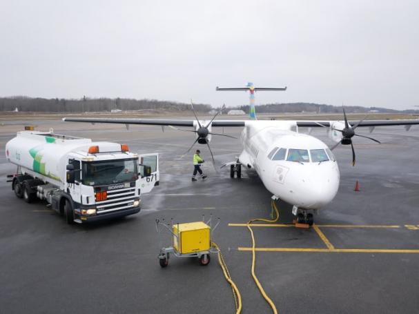 En ATR 72 fotograferad på Bromma flygplats i februari i år då den tankades med biobränsle. ATR minskar utsläppen med 35 procent per passagerarkilometer jämfört med de flygplan BRA tidigare har flugit med mellan &Ouml;stersund och Bromma flygplats.