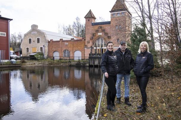 Vattenkraftsproducent Anders Uleskog äger och driver Dångs kraftverk i Konga. Martina Batur, marknadskommunikatör på Sparbanken Eken, Camilla Lönquist, kontorschef Sparbanken Eken Ryd.