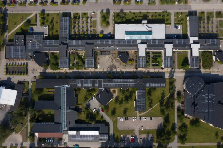 Drönarbild på solcellerna på &Ouml;rebro universitet.