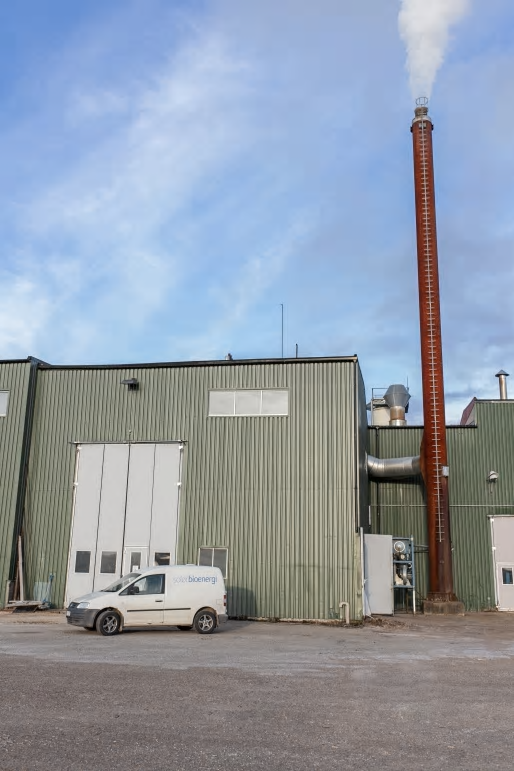 Solör Bioenergi Västerdala, en del av Solör Bioenergigruppen, köper fjärrvärmen i Vansbro av Vansbro kommun.