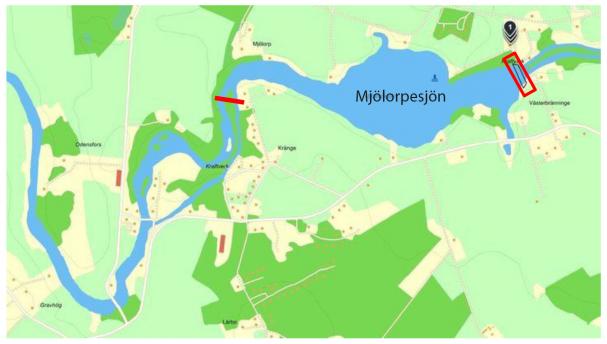 Svartåfors vattenkraftverk är markerad med en röd fyrkant på kartan. Mjölorpesjön är till vänster om vattenkraftverket på bilden. Vattennivån kommer att sänkas fram till den röda markeringen (Odensfors vattenkraftverk).
