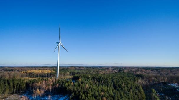 Ett av &Ouml;resundskrafts tre vindkraftverk i &Ouml;ssjö skog, &Auml;ngelholms kommun.