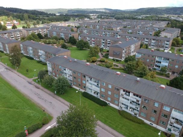 Brf Backadalen består av 41 bostads­fastigheter, varav 30 är lamellhus i tre våningsplan och 11 är loftgångshus  i fyra våningar.