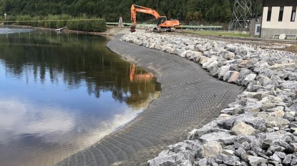 Svevia förbättrar dammsäkerheten vid Sollefteå kraftstation och anlägger nytt erosionsskydd vid in och utloppet.