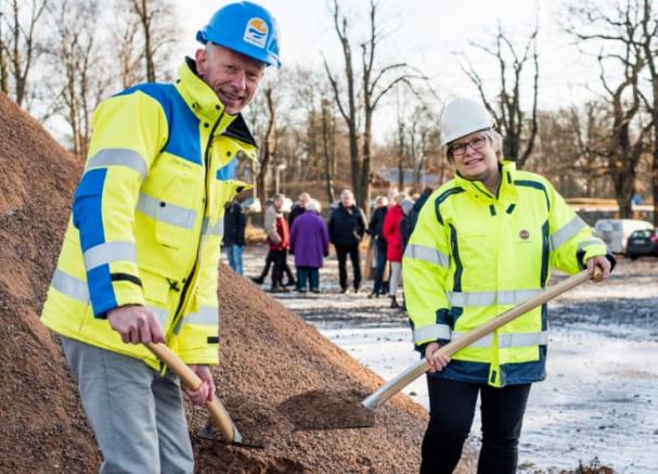 Vattenfalls anläggningschef i Vänersborg, Einar Bjarne, och Trollhättan Energis VD Pia Brühl Hjort, tog det historiska spadtaget för ett år sedan.