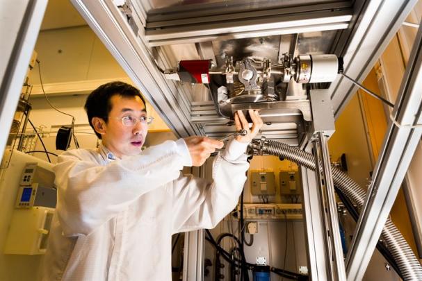 Jianwu Sun vid reaktorn där forskarna framställer kubiskt kiselkarbid.