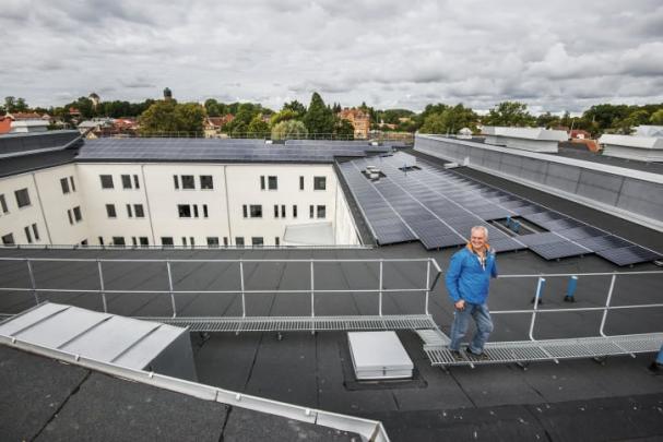 Projektet Soldrift Sjöängen som nu sjösätts i Askersund kombinerar solenergi, batterilagring, energistyrning och elbilsladdning på sina 12 000 kvm.