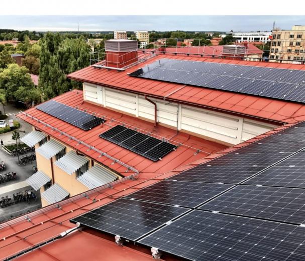 Solcellsanläggning vid Rudbecklaboratoriet, Uppsala Universitet, ägs av fastighetsservice Region Uppsala.