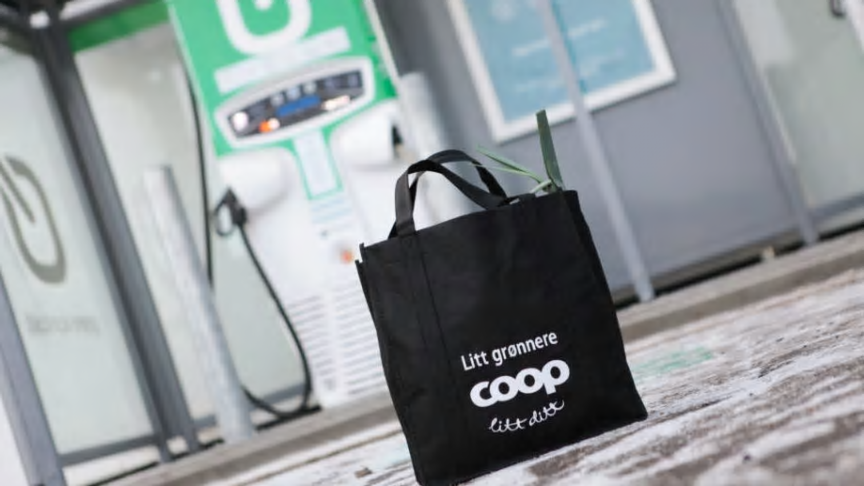 Coop och Grön Kontakt har ingått ett avtal som innebär att laddstationer med snabbladdare kommer installeras utanför utvalda butiker.
