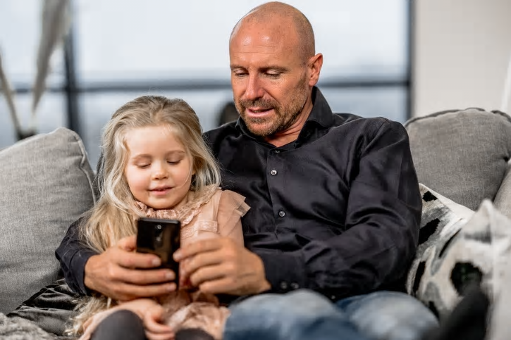 Stena Fastigheter inleder nu ett samarbete med det digitala elbolaget Tibber som ger 26 000 hyresgäster möjligheten att köpa grön el producerad av vindkraft.