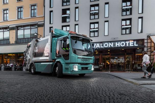 Volvo FL Electric, Volvos första eldrivna lastbil, bidrar både till en bättre arbetsmiljö och till en tystare, renare stadsmiljö.