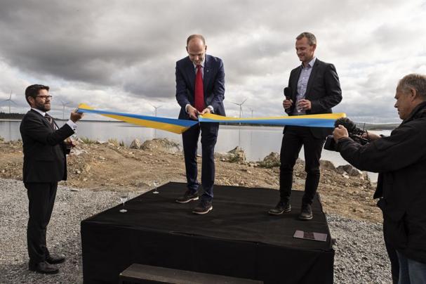 Emil Högberg, regeringskansliet, och Mikael Lindmark, Blaikenvind, inviger Blaiken vindkraftpark tillsammans med Skellefteå Krafts vd Hans Kreisel.
