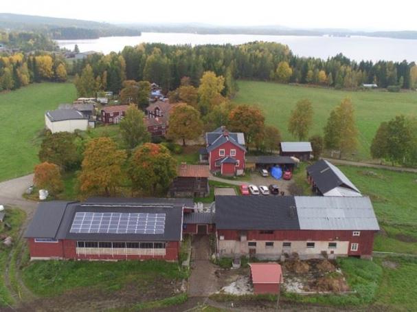 Mjölkgården Vallsänge i Kilafors har en solrelaterad lösning, som ännu är ovanlig: ett batterilager.