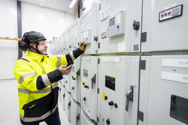 ABB kommer att tillhandahålla infrastruktur för kraftförsörjning från det lokala nätet direkt till produktionsanläggningarna. Kraftsystemnätet kommer att tas i drift stegvis, med början år 2021, då batteriproduktionen planeras starta.