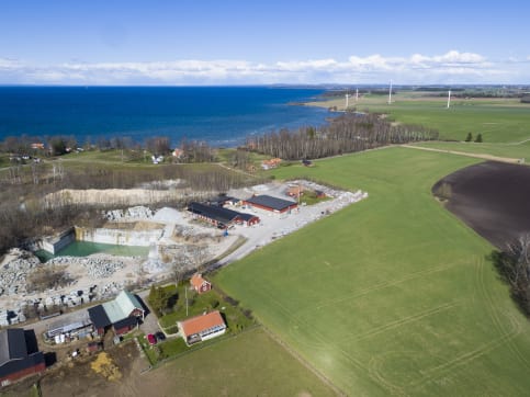 Borhamns Stenförädling har tecknat avtal med Bixia som gör att anläggningen drivs av vindkraft från grannen.