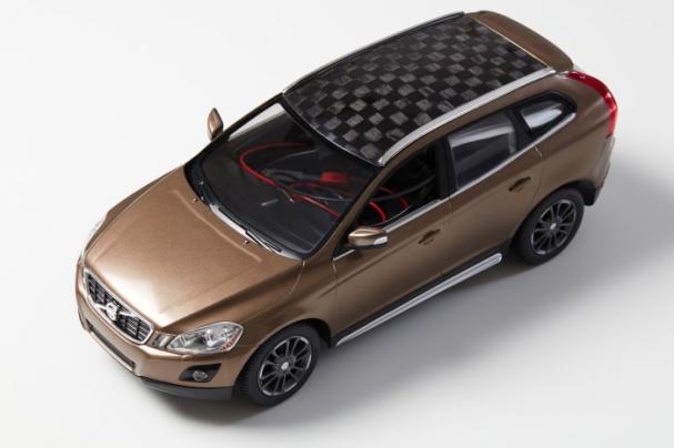 Forskarteam vid Innventia, Swerea och KTH visar upp den första modellbilen med ett tak tillverkat av en komposit där kolfibern är baserad på 100 procent barrvedslignin. Bilen drivs med batteri där ligninbaserad kolfiber används som elektrodmaterial.