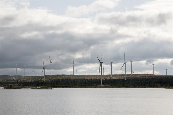Blaiken vindkraftpark med Blaiksjön i förgrunden.