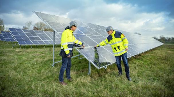 Trelleborgs Energi arbetar för att bidra till att göra Trelleborg till Sveriges mest klimatsmarta stad. På bilden syns affärsingenjör Fredrik Schlyter och VD Magnus Sahlin från Trelleborgs Energi på besök vid solcellsparken i Smygehamn.