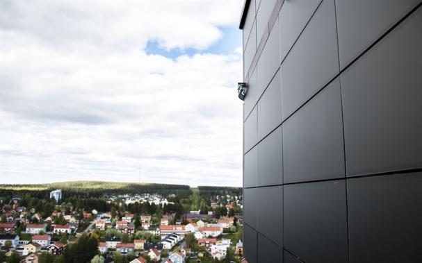 Fasadsolceller på de två översta våningarna av Sara Kultur. De har en effekt på 50 kW.