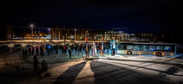 Många elbilsintresserade hade letat sig till Energigränden i Luleå för att medverka vid invigningen, titta på elbilsmodeller och lyssna på föreläsningar om laddning och elbilar.