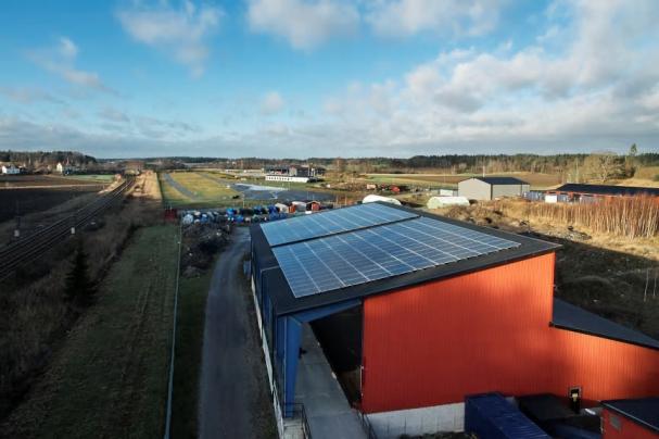 Solceller förser nu Solör Bioenergis fjärrvärmeanläggning i Gnesta med el.