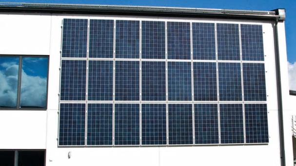 Lokalförvaltning har antagit ett solenergiprogram som innebär att sätta solceller på alla nybyggnationstak.