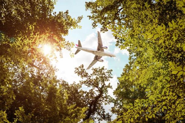 Biobränsle utvecklas för mer hållbart flyg.