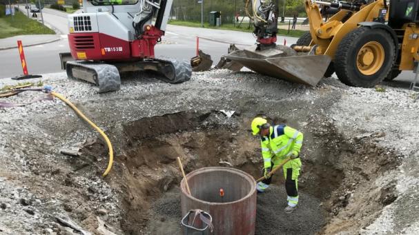 Förarbete inför installationen av konstverket och industriminnet TURBIN pågår i södra rondellen. 