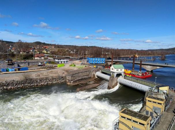 Utsikt över dammluckor, s.k. utskovsluckor.