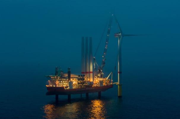 Nu syns EnBWs senaste offshore-vindkraftspark över havsytan, då de första vindkraftverken har installerats.