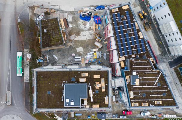 140 solcellspaneler installeras nu på taket på två av byggnaderna i hyresfastigheten Kvarteret Målet i Lund.