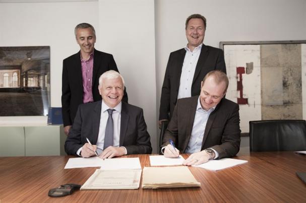 <span>Per Offersen, CEO Kosan Gas Nordic, och Mattias Backmark, chef affärsutveckling Preem, signerar affären under överseende av Donald Groth, director Coporate Development UGI Corporation, och Peter Andersson, head of Energy Preem.</span>
