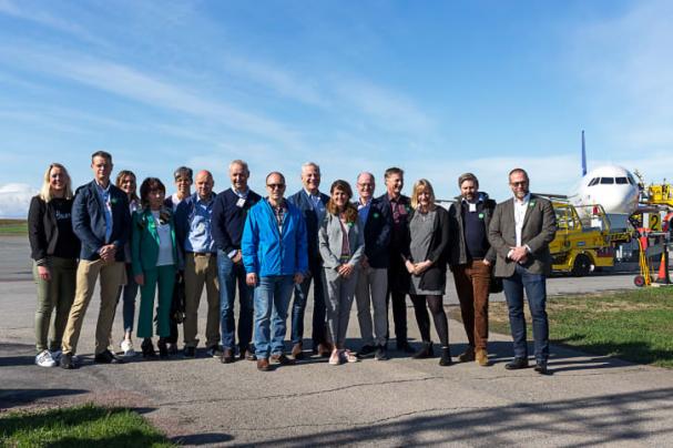 Pressträff på &Aring;re &Ouml;stersund flygplats med de elva företag och organisationer i Jämtland som tillsammans engagerat sig för klimatet och regionen.