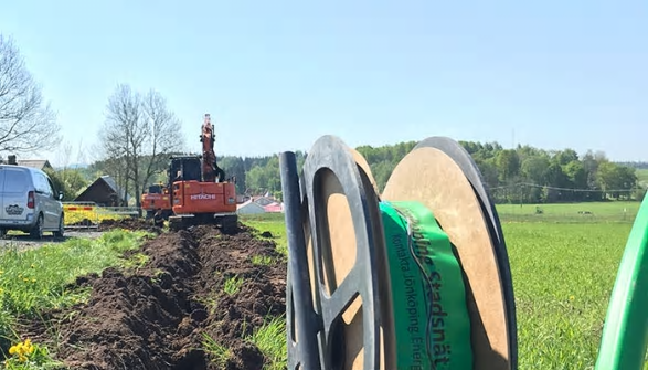Grävning av fiber på landsbygd.