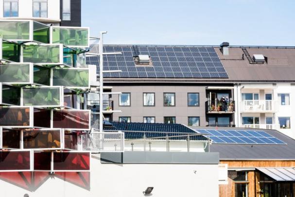 Flera av husen i stadsdelen Vallastaden har solpaneler på tak och fasader. I Linköping är dessutom bygglov för solpaneler på villatak avgiftsfritt.