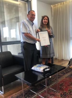 Ron Huldai, borgmästare i Tel Aviv-Jaffa, och Inna Braverman, VD för Eco Wave Power.