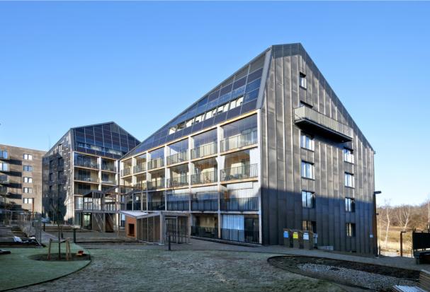 Stockholms första flerfamiljshus med plusenergistandard är störst av alla anläggningar just nu (146 kWp) med 730 kvm solceller på tak och väggar. Husen ligger i Norra Djurgårdsstaden och vara klara 2019.