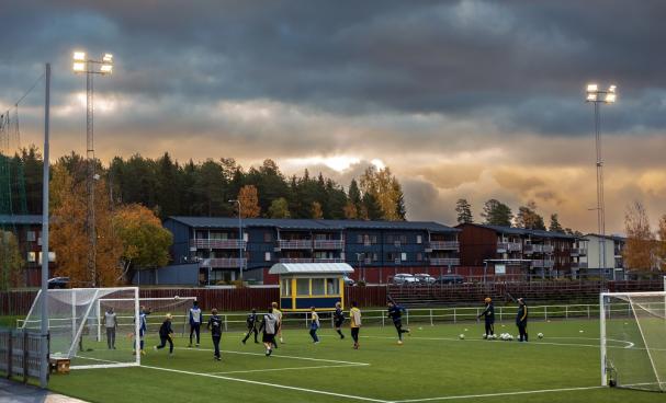 De nya strålkastarna ger mer och bättre ljus samt att man genom bytet spar energi i kommunen.