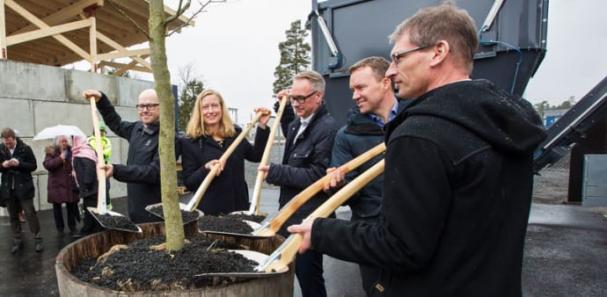 Officiella invigningen - gemensamt spadtag vid plantering av ett träd med biokol