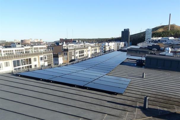 SKB har investerat i en ny solenergianläggning i Hammarby Sjöstad.