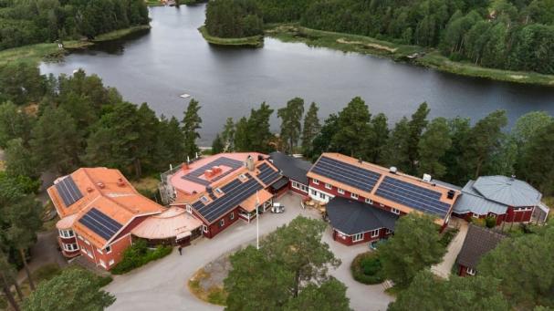 Ett av de senaste solcellsprojekten för El-Effect är vid Vårdnäs stiftsgård, söder om Linköping.