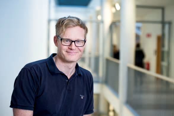Jesper Olsson, doktor i energiteknik vid MDH, forskar om mikroalger och hur de kan användas för att rena vatten och producera biogas.