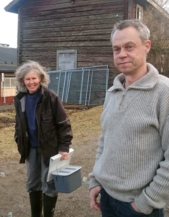 – Vi har ett starkt miljöintresse, och det är roligt att kunna medverka till att teknik utvecklas som gynnar användningen av solenergi i Sverige, säger Eva, lantbrukare på pilotgården. Här med Ola Petterson, RISE, till höger.