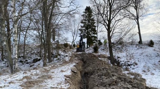 Linde energi gräver ner nästan fyra kilometer elkabel mellan &Ouml;sterhammar och Sköldberga.